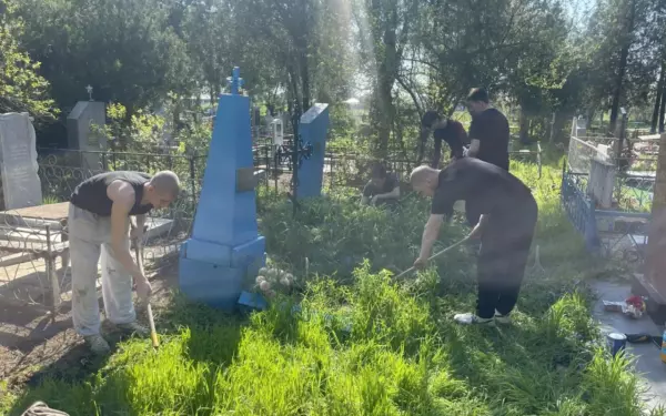 Студенты Ейского полипрофильного колледжа привели в порядок воинские захоронения на старом кладбище