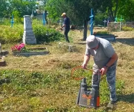 В Ейске привели в порядок территорию старого кладбища у мемориала погибшим казакам