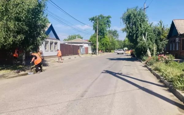 Коммунальные службы Ейска наводят чистоту в разных уголках города