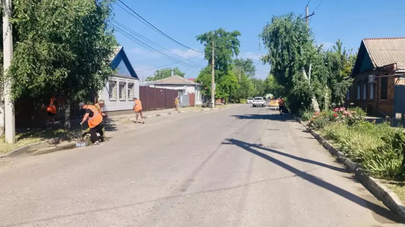 Коммунальные службы Ейска наводят чистоту в разных уголках города