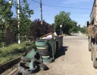 Коммунальные службы Ейска наводят чистоту в разных уголках города