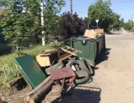 Коммунальные службы Ейска наводят чистоту в разных уголках города