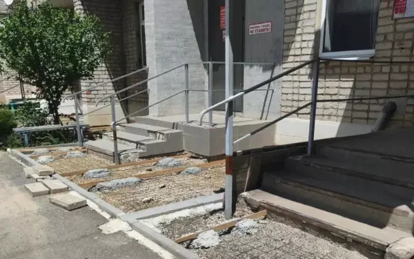 На Коммунистической, 20/6 продолжается капитальный ремонт отмостки