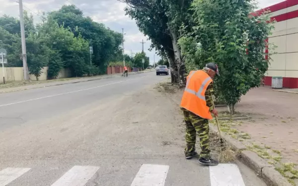 Коммунальщики Ейска наводят порядок на улицах города