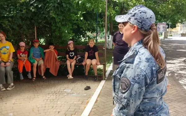 Ребята из оздоровительного лагеря познакомились со службой полицейских кинологов