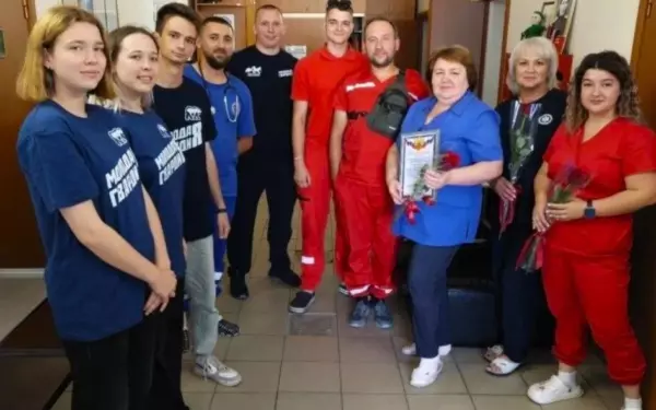 Молодогвардейцы поздравили работников скорой помощи с профессиональным праздником