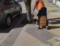 Покос травы в Ейске продолжается несмотря на погодные сюрпризы