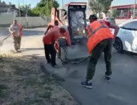 Покос травы в Ейске продолжается несмотря на погодные сюрпризы