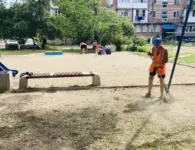 Покос травы в Ейске продолжается несмотря на погодные сюрпризы