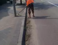 Покос травы в Ейске продолжается несмотря на погодные сюрпризы