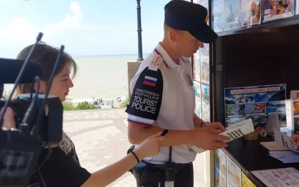 На набережной Ейска полиция учит людей защищаться от кибермошенников