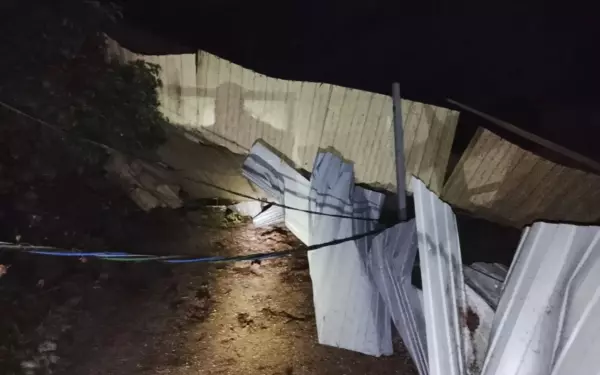 Пожарные спасли пожилую женщину из повреждённого непогодой дома в Ейском районе