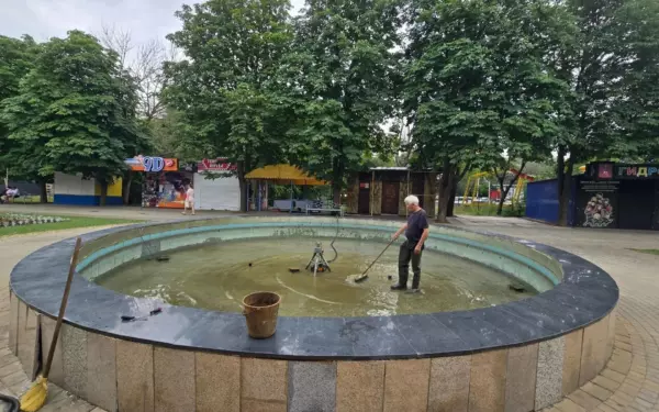 В парке Поддубного продолжается уход за цветочными клумбами