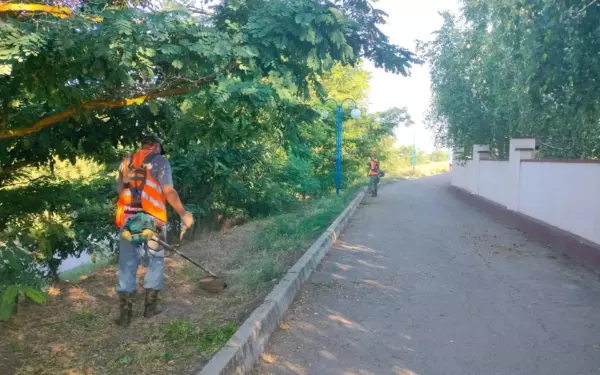 В Ейске продолжается ежедневная уборка города 