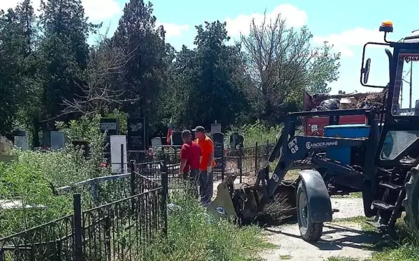В Ейске привели в порядок старое и новое кладбища