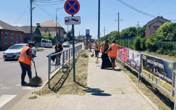 В городе продолжается покос травы и уборка ключевых улиц Ейска