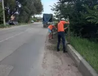Коммунальщики продолжают наводить порядки на газонах и дорогах города