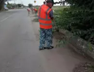 Коммунальщики продолжают наводить порядки на газонах и дорогах города