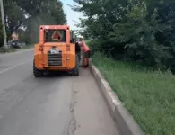 Коммунальщики продолжают наводить порядки на газонах и дорогах города