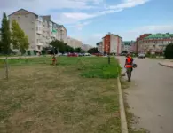 Коммунальщики продолжают наводить порядки на газонах и дорогах города