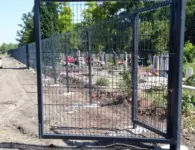 В поселке Советском благоустраивают кладбище
