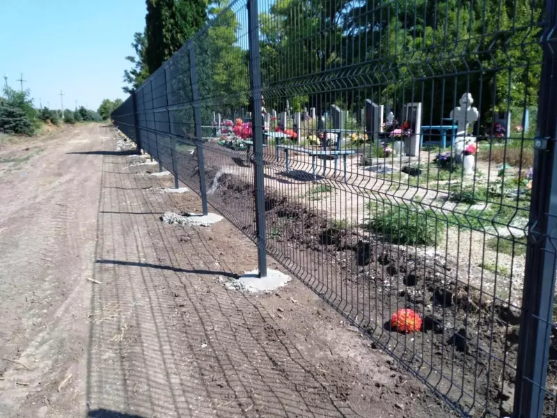 В поселке Советском благоустраивают кладбище