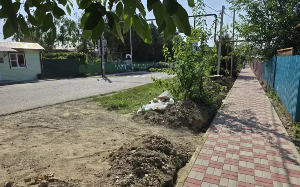 В Александровке прокладывают новый тротуар