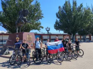 Ейские школьники отправились в велопоход ко Дню флага России