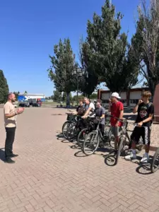 Ейские школьники отправились в велопоход ко Дню флага России