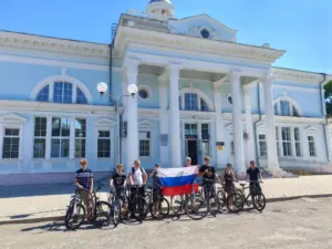 Ейские школьники отправились в велопоход ко Дню флага России