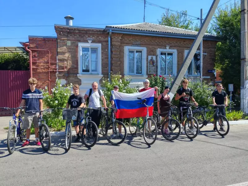 Ейские школьники отправились в велопоход ко Дню флага России