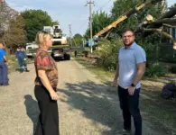 В станице Ясенской убрали дерево, упавшее на частное домовладение