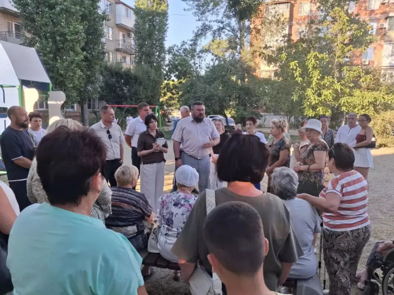 Жители 2-го микрорайона попросили власти города обратить внимание на тротуары и детские площадки