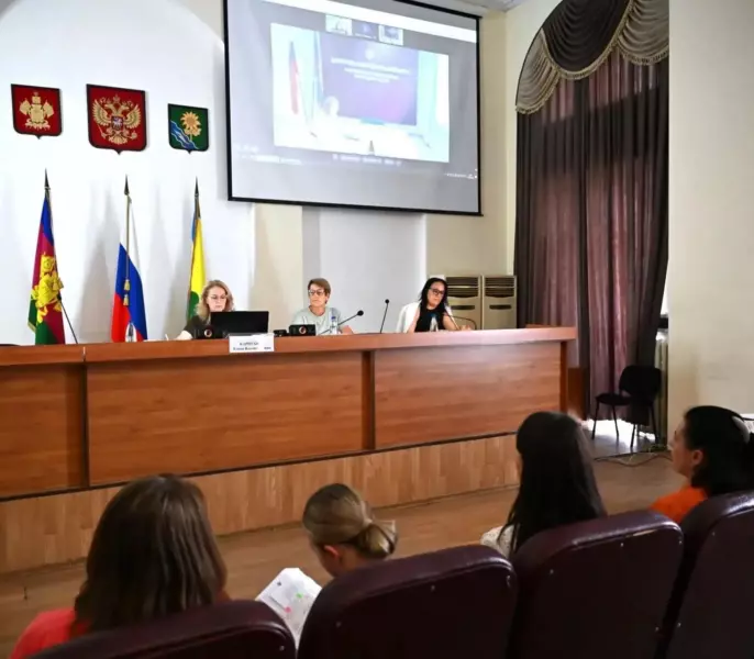 В Ейском районе работодателям напомнили о правилах оформления сотрудников и МРОТ