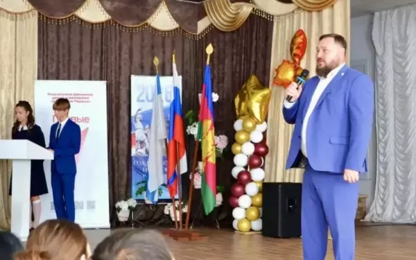 Денис Квитовский поздравил школьников с Днём знаний в гимназии №14 Ейска