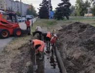 Коммунальщики Ейска продолжают косят траву и очищать ливневки
