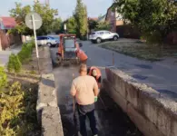 Коммунальщики Ейска продолжают косят траву и очищать ливневки