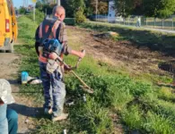 В Ейске коммунальщики с утра косят траву и убирают территории у контейнеров