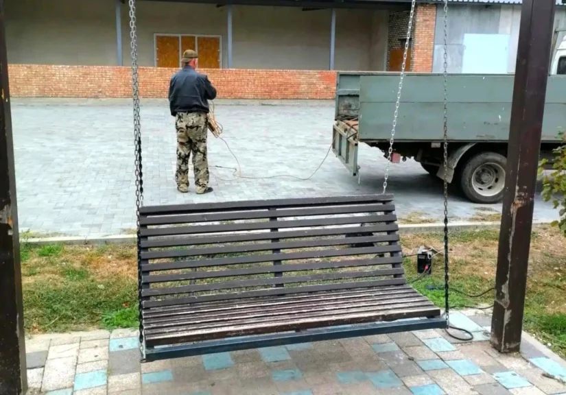 В Ейске восстановили ограждение у лицея №4 и объекты на Молодёжной площади