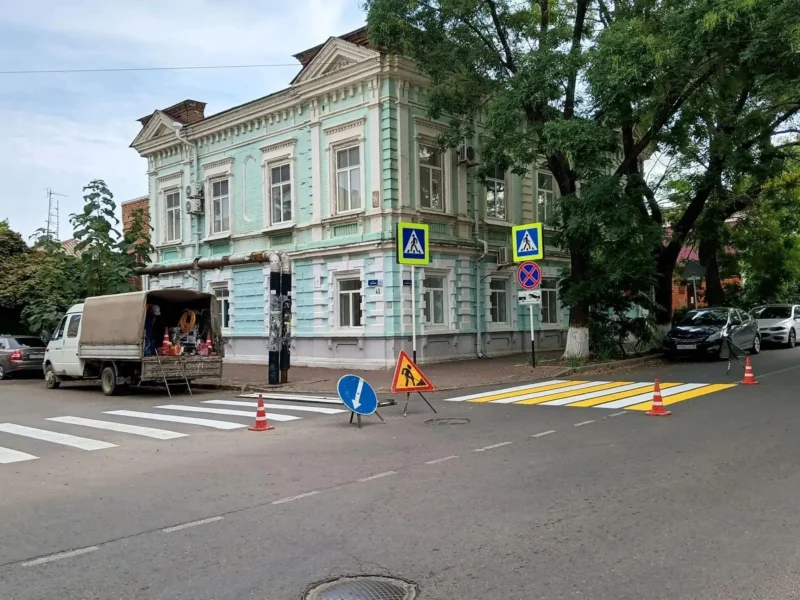 На улицах Ейска обновляют разметку пешеходных переходов