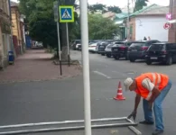 На улицах Ейска обновляют разметку пешеходных переходов