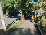 В Ейске продолжают убирать стихийные свалки и косить сорную растительность