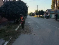 В Ейске продолжают убирать стихийные свалки и косить сорную растительность