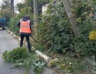 В Ейске коммунальщики продолжают уборку городских территорий