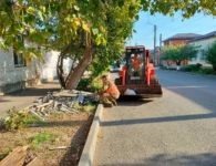 В Ейске коммунальщики продолжают уборку городских территорий