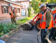 В Ейске коммунальщики продолжают уборку городских территорий