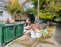 В Ейске коммунальщики продолжают уборку городских территорий