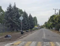 Жители посёлка Садового в Ейском районе благоустроили клумбы на центральной улице