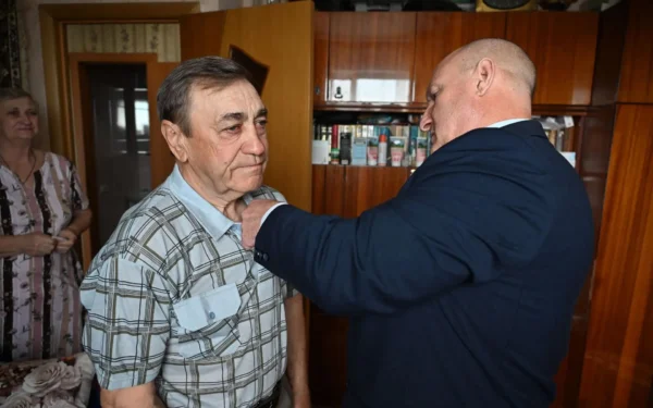 В Ейском районе отцу погибшего участника СВО вручили медаль «Отец солдата»