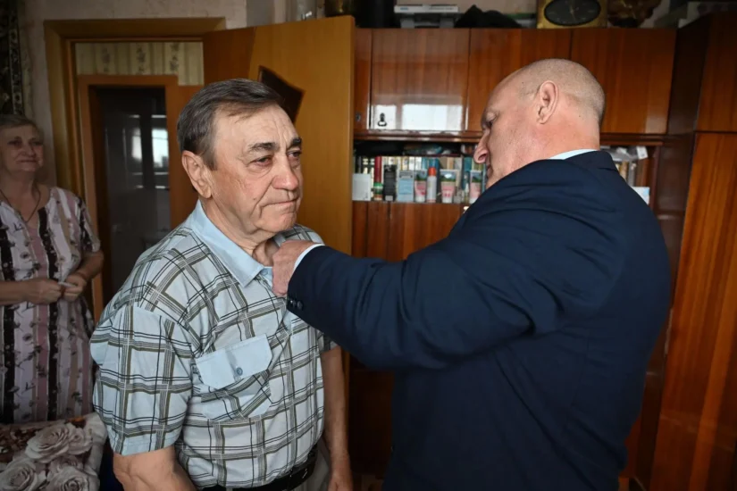 В Ейском районе отцу погибшего участника СВО вручили медаль «Отец солдата»